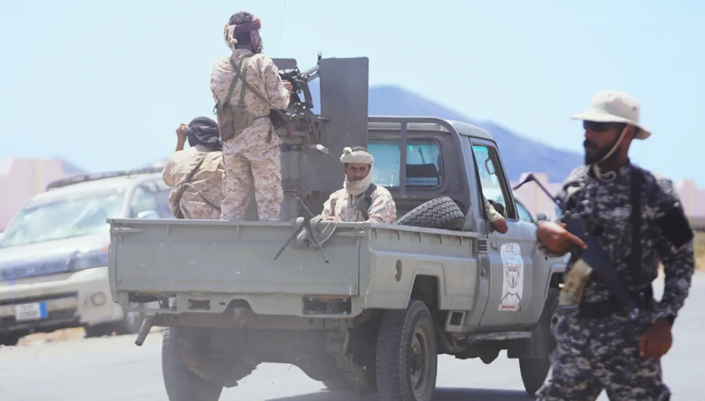 هجمات مطار الرياض... ورقة حوثية لمواجهة ضغوط باب المندب؟