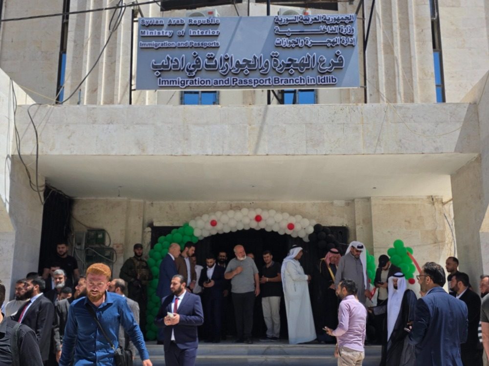 فرع الهجرة والجوازات في إدلب. (وكالات)