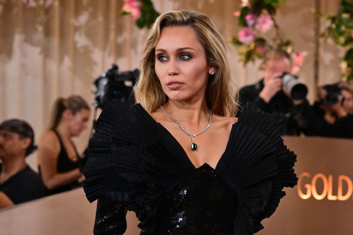 مايلي سايرس تتألّق بعقد ألماس من Tiffany & Co في غولدن غلوب 2026 (أ.ف.ب)