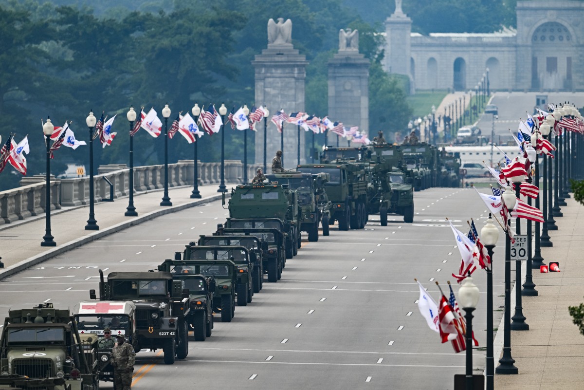 عرض عسكري في واشنطت بالذكرى الـ250 لتأسيس الجيش الأميركي (أ ف ب)