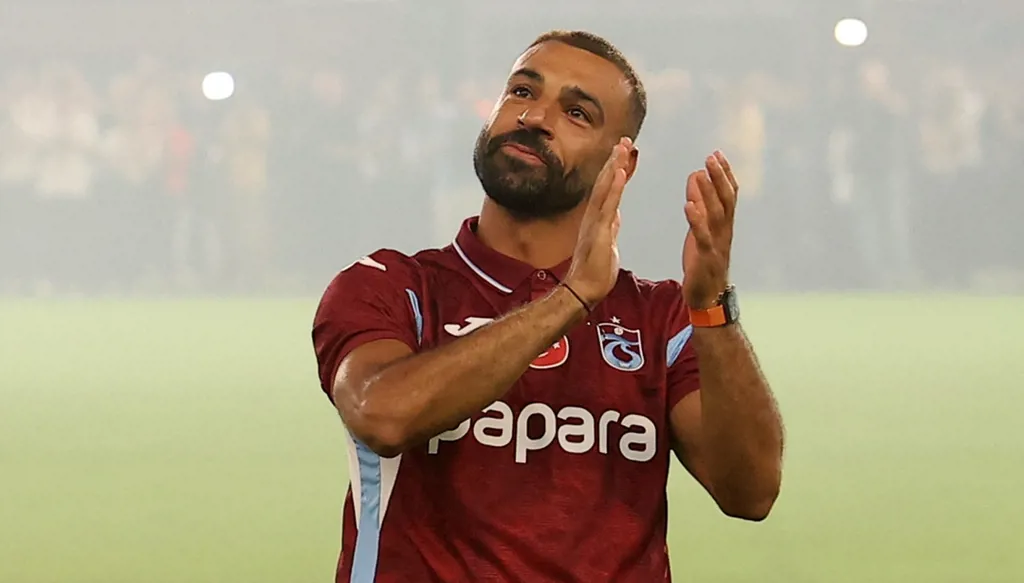 "لماذا تريدون أن يطحن؟"... باسم يوسف يرد بقوة على منتقدي انتقال صلاح