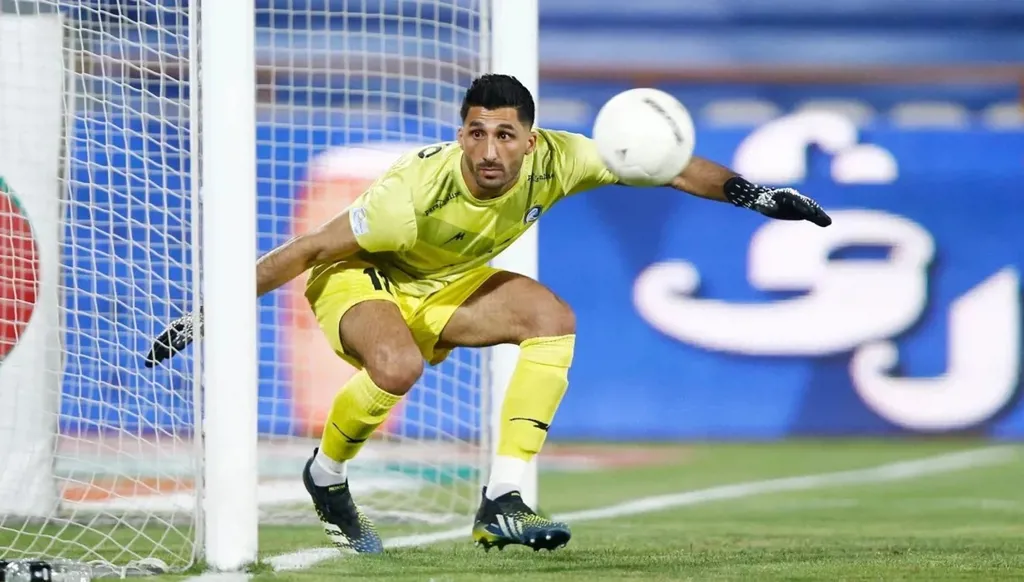 سجن حارس منتخب إيران السابق بسبب منشور ضد خامنئي