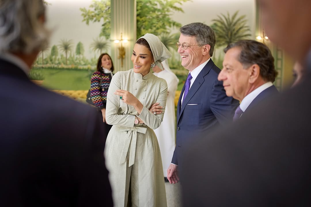 الشيخة موزة تعتمد توربان بأسلوب وشاح الرأس الرائج (إنستغرام)