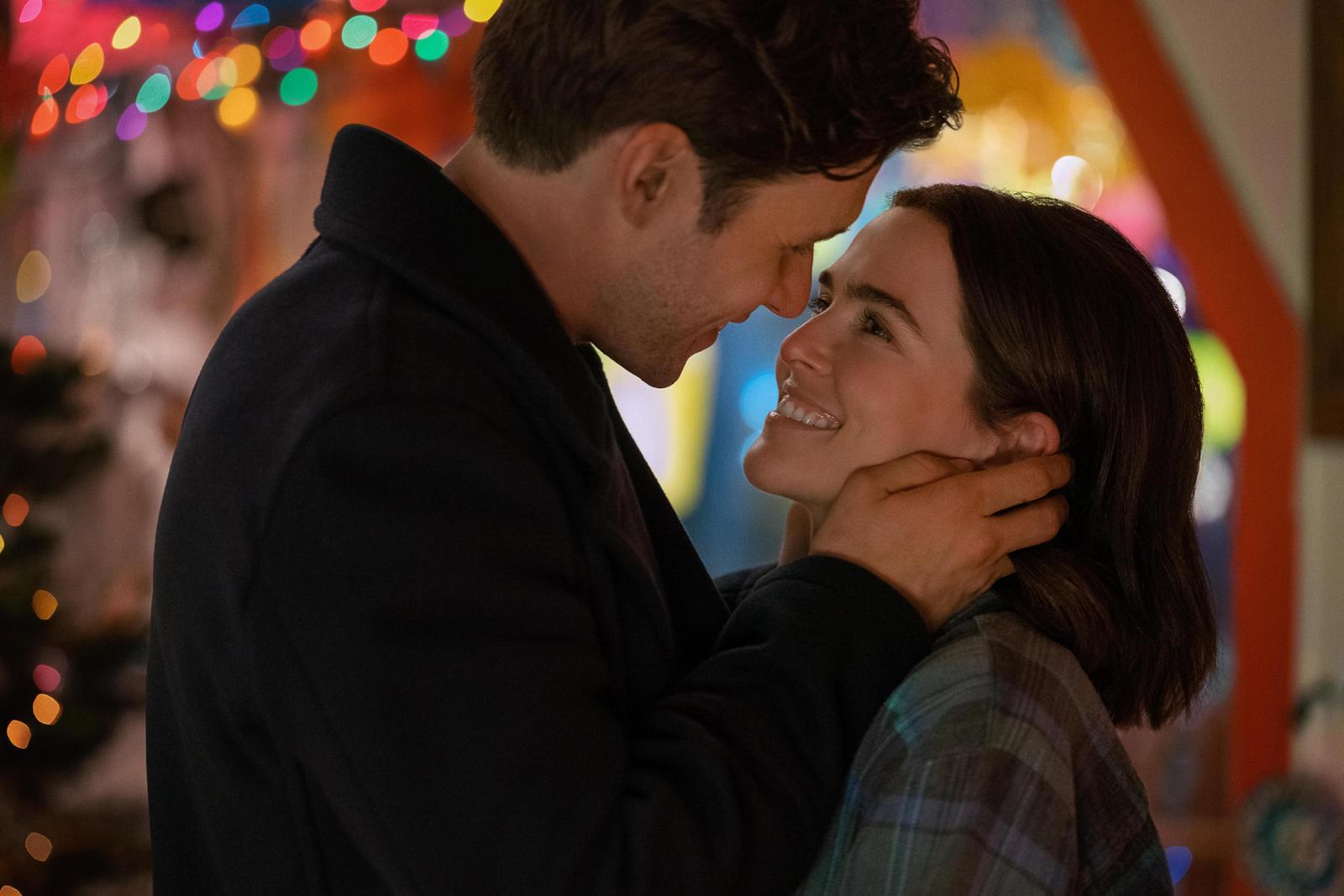 زوي داتش ونيك روبنسون في مشهد من فيلم Voicemails for Isabelle. (Netflix)