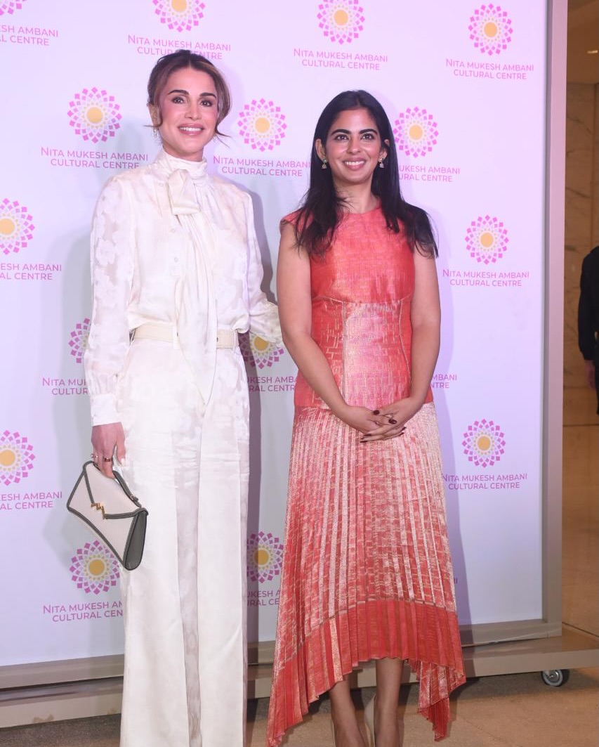 لقاء الملكة رانيا وإيشا أمباني في مومباي (إنستغرام).