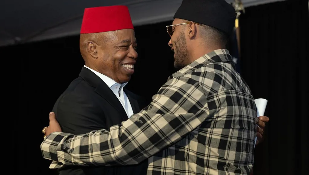 عمدة نيويورك يستقبل محمد رمضان بـ"الطربوش": دخّنّا النرجيلة معاً (صور وفيديو)