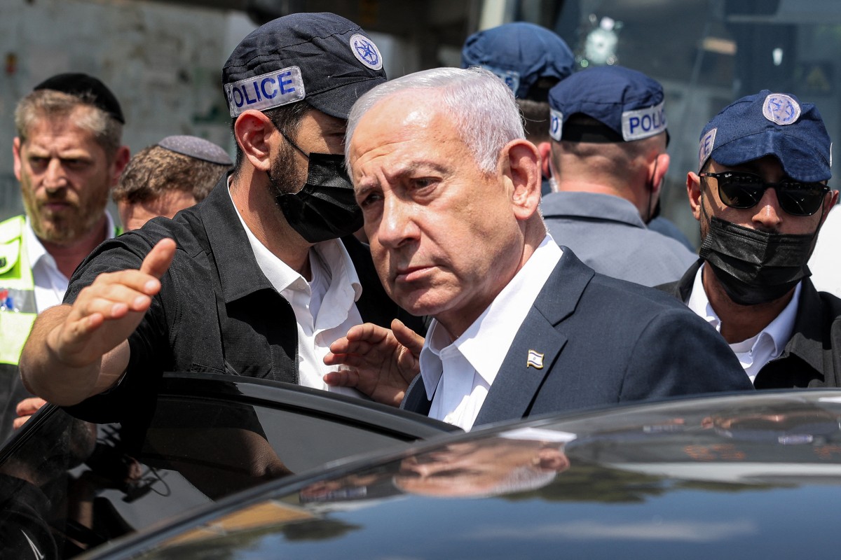 نتنياهو خلال زيارته موقع إطلاق النار في القدس الشرقية (أ ف ب)