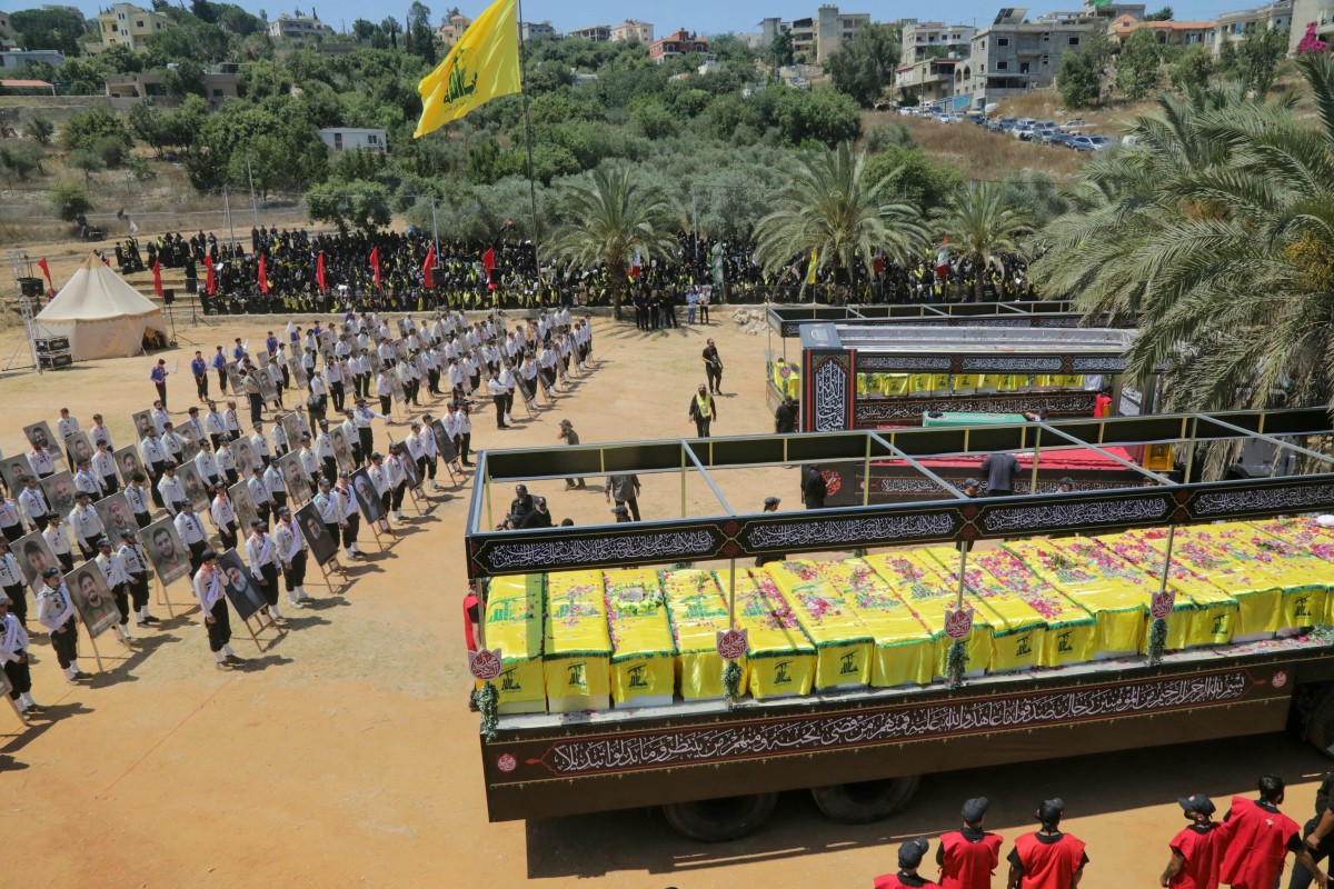 نعوش لمقاتلين من حزب الله خلال جنازة جماعية في بلدة مجدل سلم في 18 يوليو 2026 (أ ف ب)