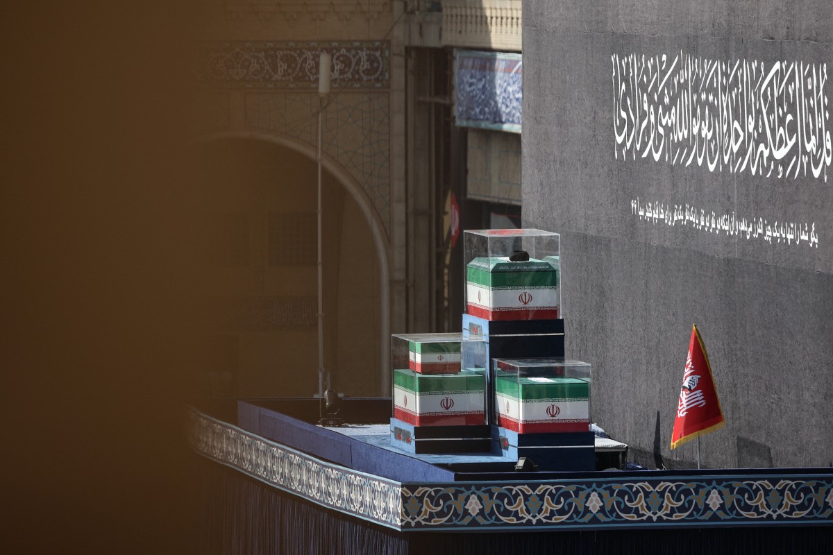 نعوش المرشد الأعلى الإيراني الراحل علي خامنئي وأفراد عائلته في المصلى الكبير في طهران في 4 يوليو 2026 (أ ف ب)