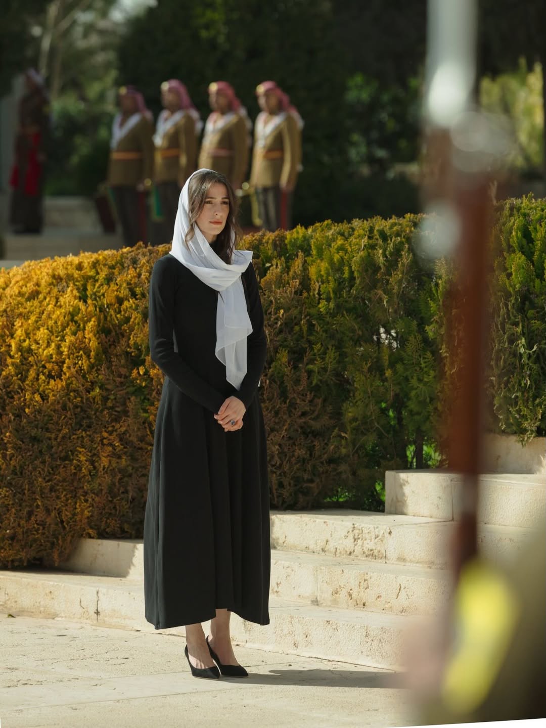 الأميرة رجوة تتّشح بالأسود في ذكرى رحيل الملك الحسين (انستغرام)