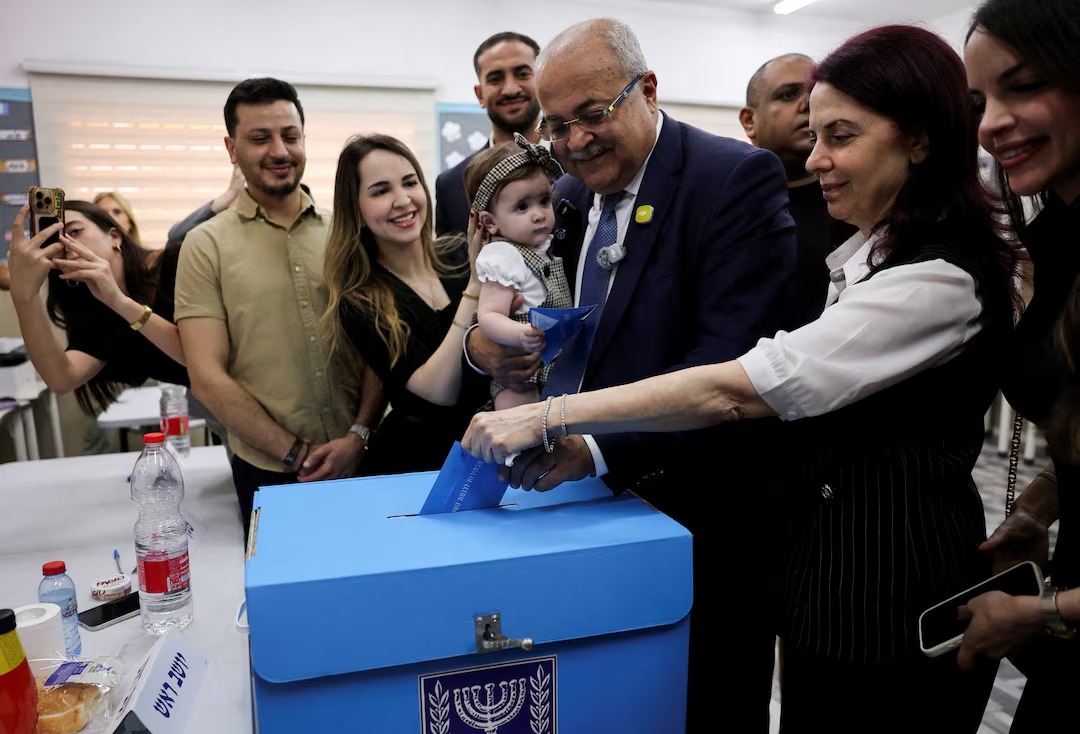 نائب الكنيست عن الأقلية العربية الفلسطيني أحمد الطيبي يدلي بصوته مع عائلته في 27 أكتوبر 2026 (رويترز)