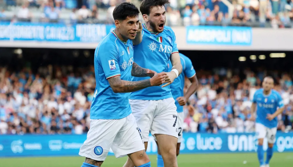 نابولي يواصل تعزيز صفوفه بصفقة جديدة