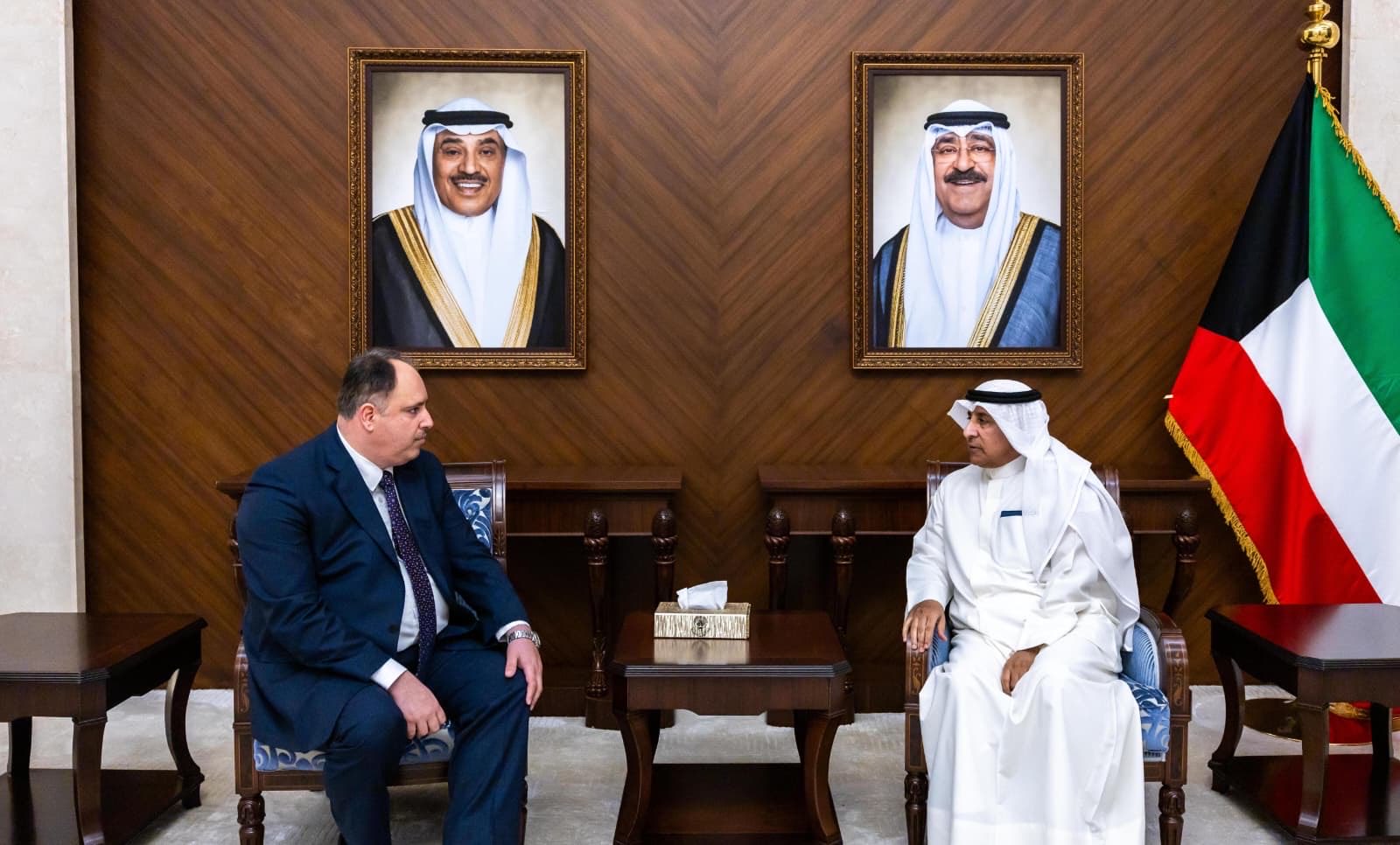 نائب وزير الخارجية الكويتية بالوكالة عزيز رحيم الديحاني والقائم بأعمال سفارة جمهورية العراق لدى دولة الكويت زيد عباس شنشول (وزارة الخارجية الكويتية)