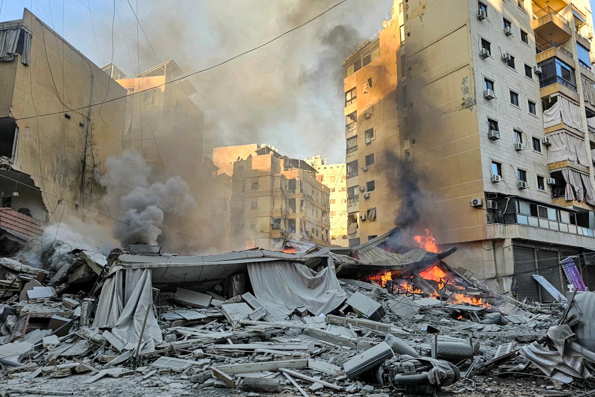 اندلاع حريق في موقع مبنى منهار عقب غارة جوية إسرائيلية على الضواحي الجنوبية لبيروت في 9 آذار/مارس 2026 (أ ف ب)