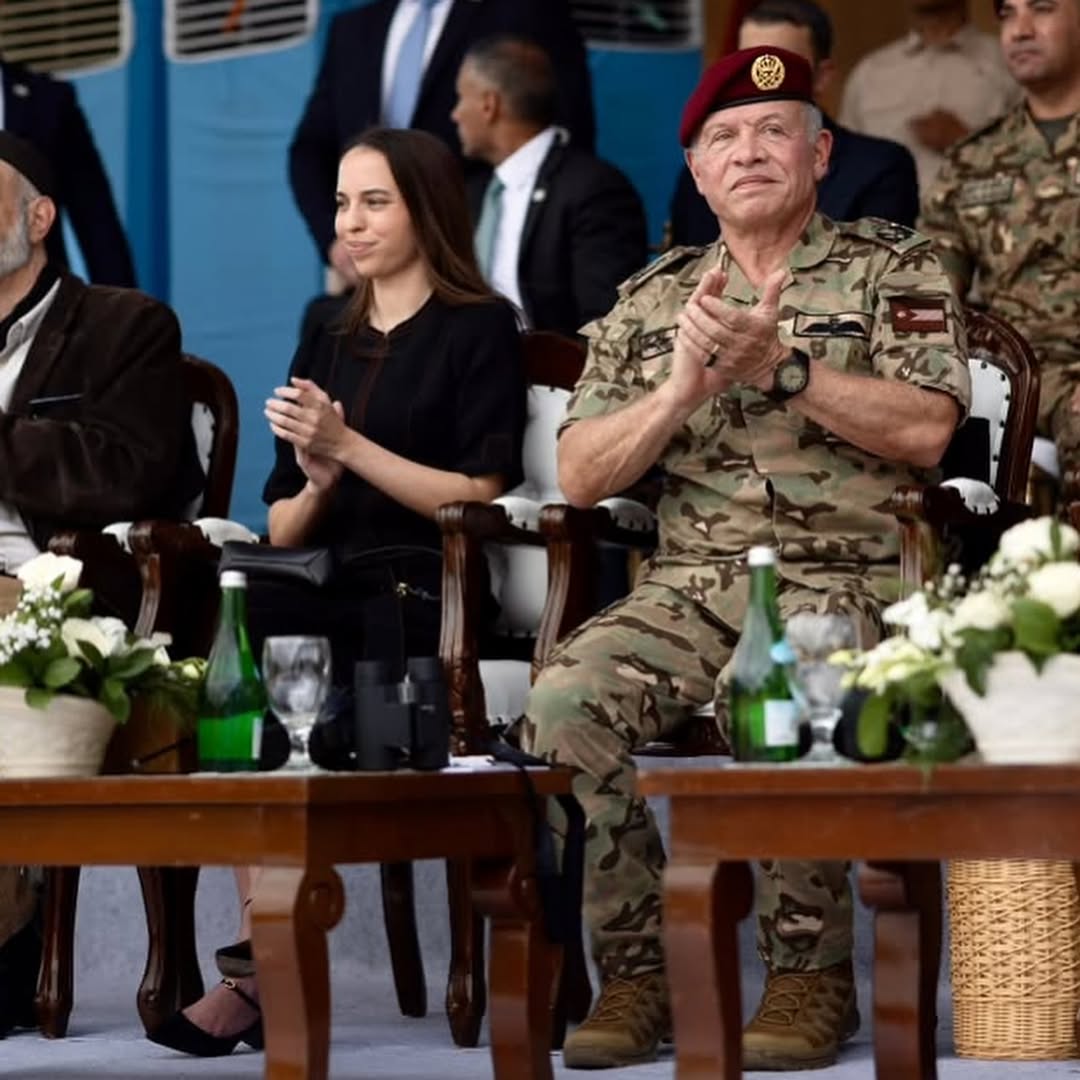 الاميرة سلمى الى جانب والدها جلالة الملك في اندونيسيا (انستغرام)