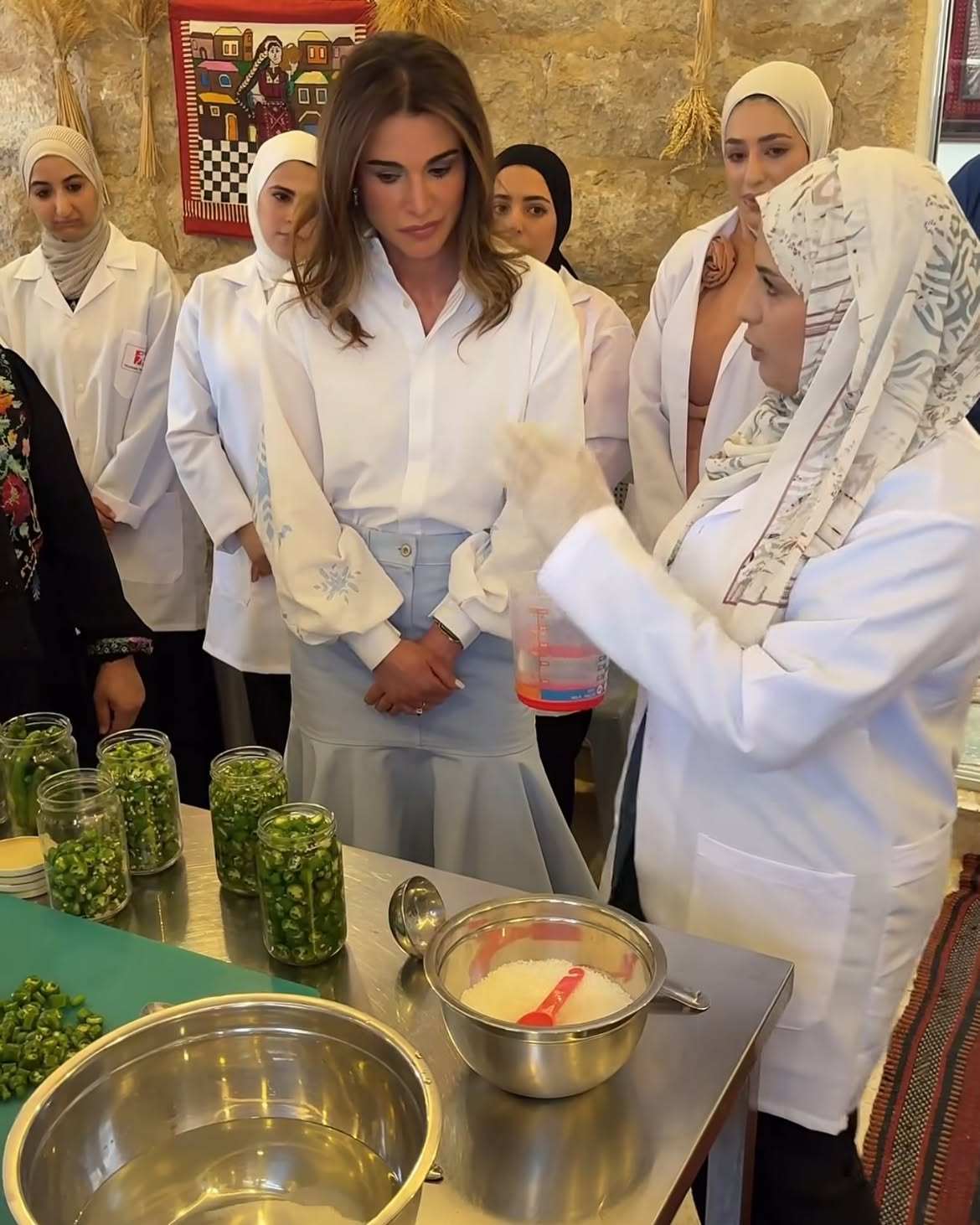 الملكة رانيا بإطلالة صيفية أنيقة خلال زيارة جمعية أصايل بدر الخيرية في العاصمة الأردنية عمّان (انستغرام)