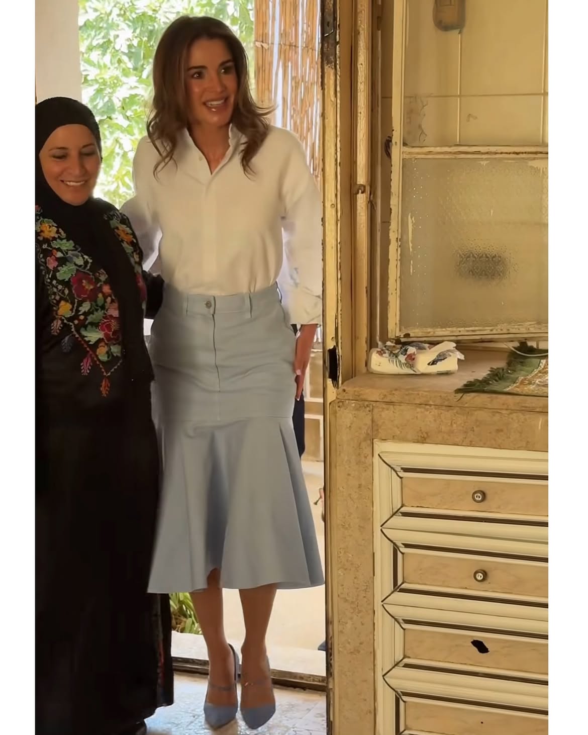 الملكة رانيا بإطلالة صيفية أنيقة خلال زيارة جمعية أصايل بدر الخيرية في العاصمة الأردنية عمّان (انستغرام)