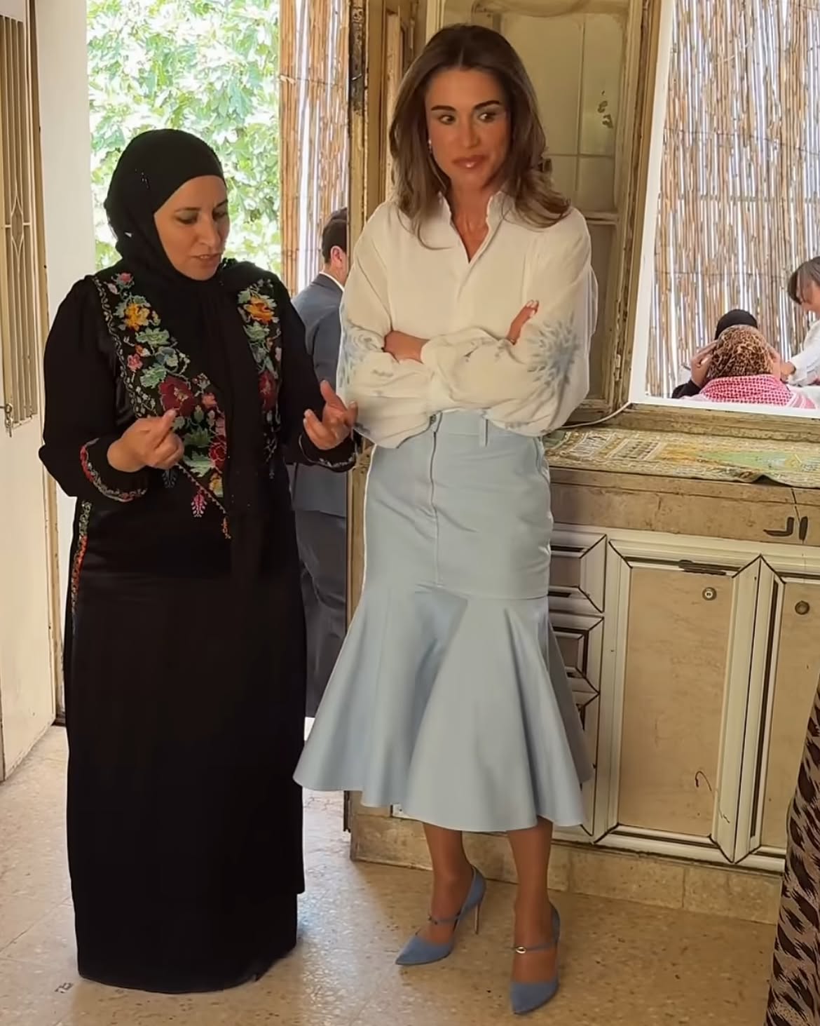 الملكة رانيا بإطلالة صيفية أنيقة خلال زيارة جمعية أصايل بدر الخيرية في العاصمة الأردنية عمّان (انستغرام)