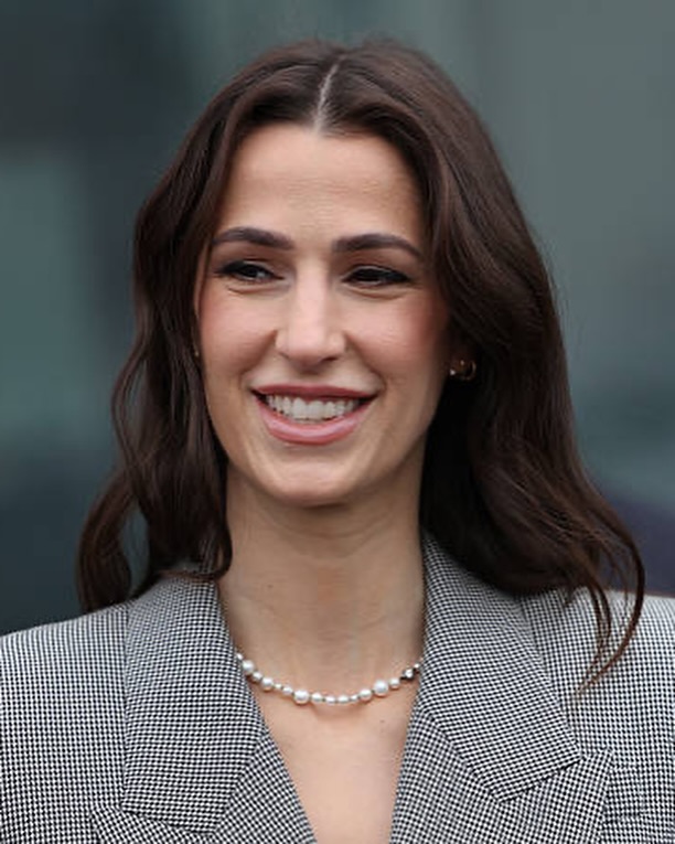 الأميرة رجوة خلال زيارتها إلى برلين إلى جانب ولي العهد الأردني الحسين بن عبدالله الثاني (انستغرام)
