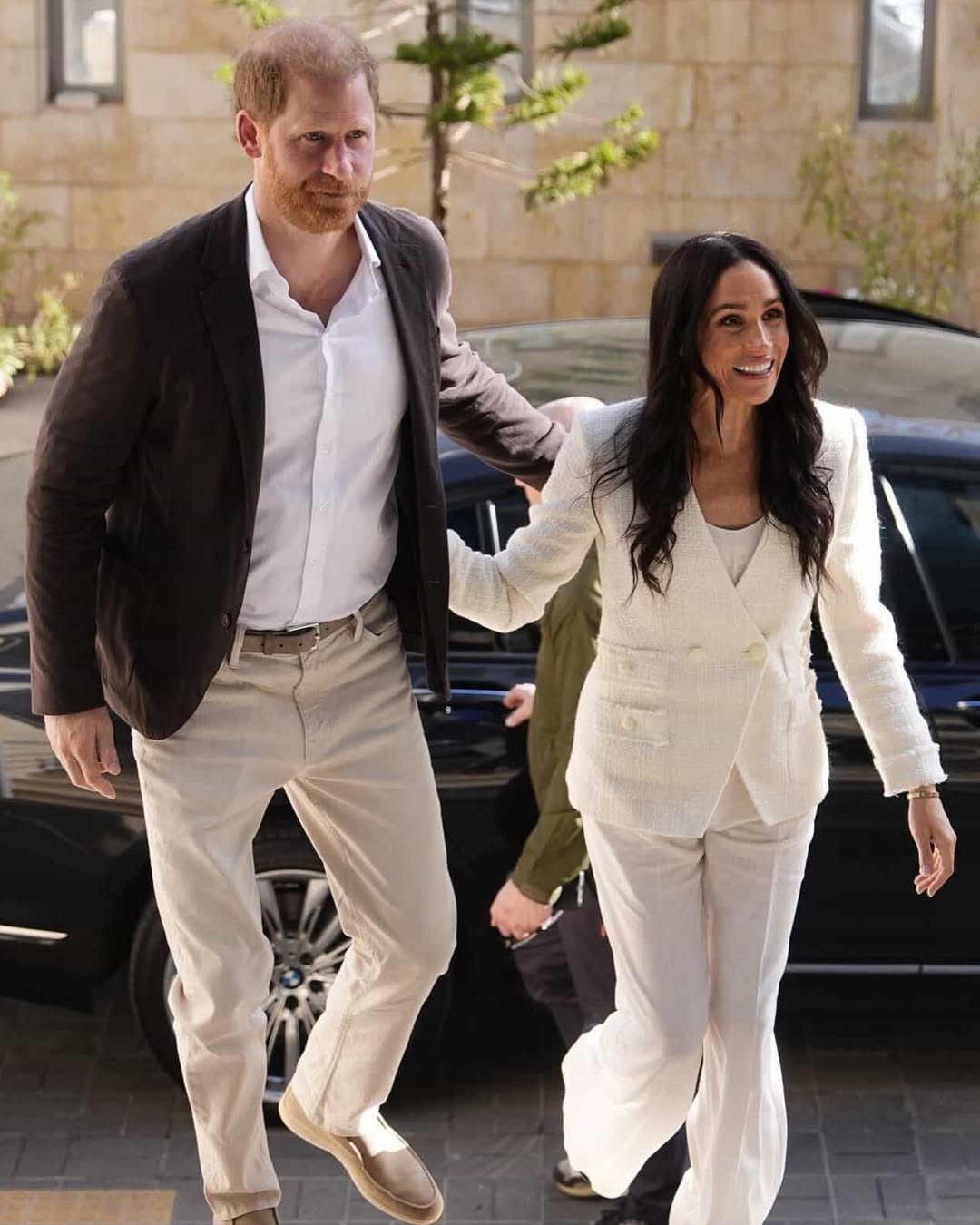 ميغان ماركل ببدلة رسمية بيضاء في الأردن (انستغرام)