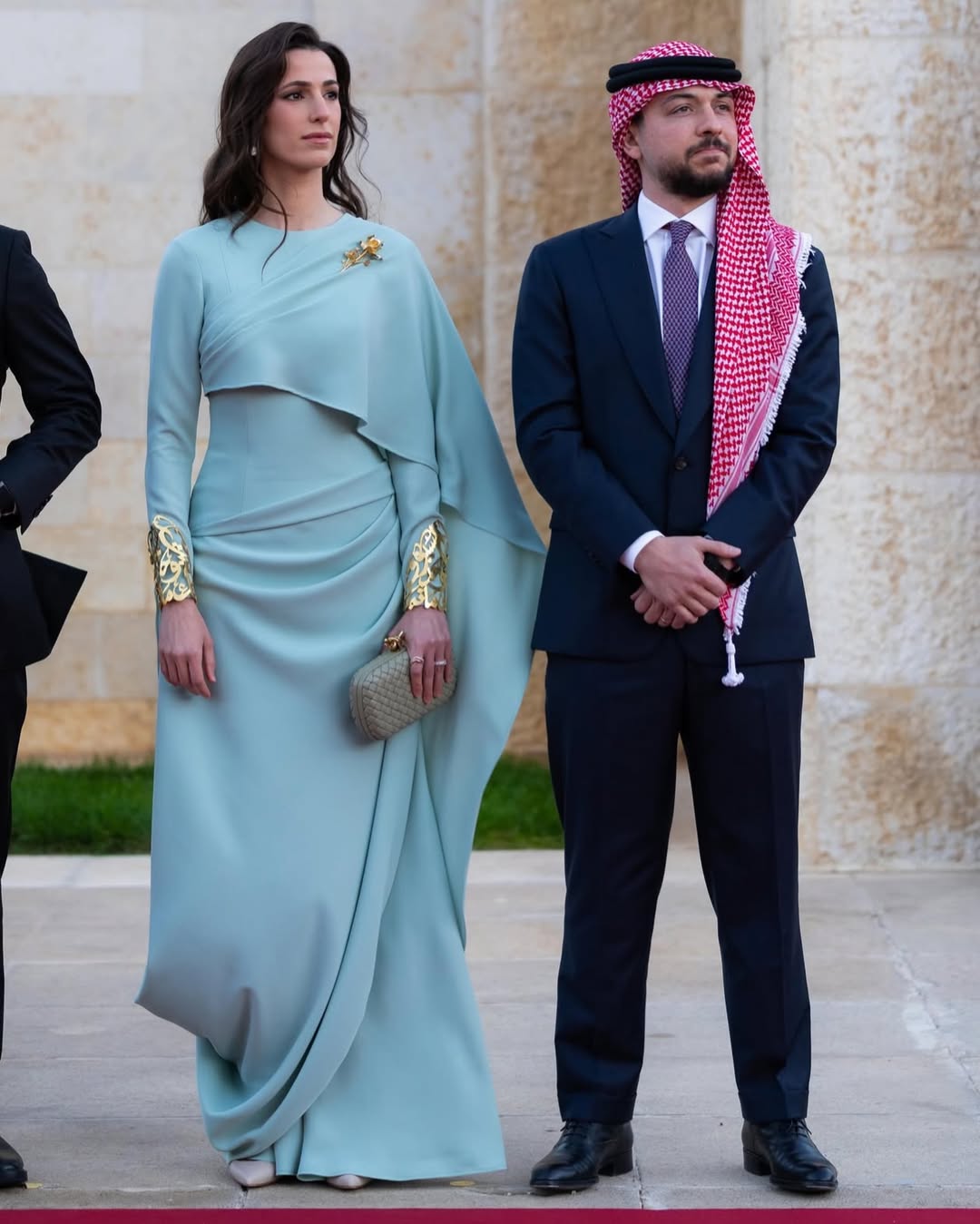 الأميرة رجوة بالفستان الفيروزي إلى جانب زوجها ولي العهد الأردني الأمير الحسين بن عبدالله الثاني في عيد الإستقلال الأردني الـ 80 (انستغرام)