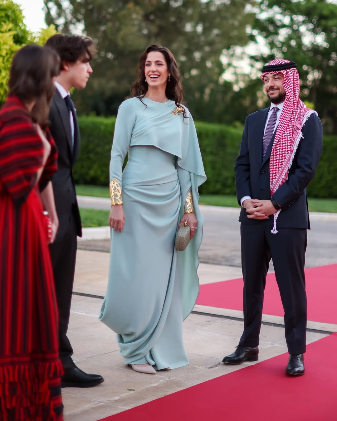 الأميرة رجوة في لقطة عفوية خلال انتظار وصول الملك عبدالله الثاني والملكة رانيا الى احتفال عيد الإستقلال الأردني الـ 80 إلى جانب ولي العهد الأمير الحسين، الأميرة سلمى والأمير هاشم (انستغرام)