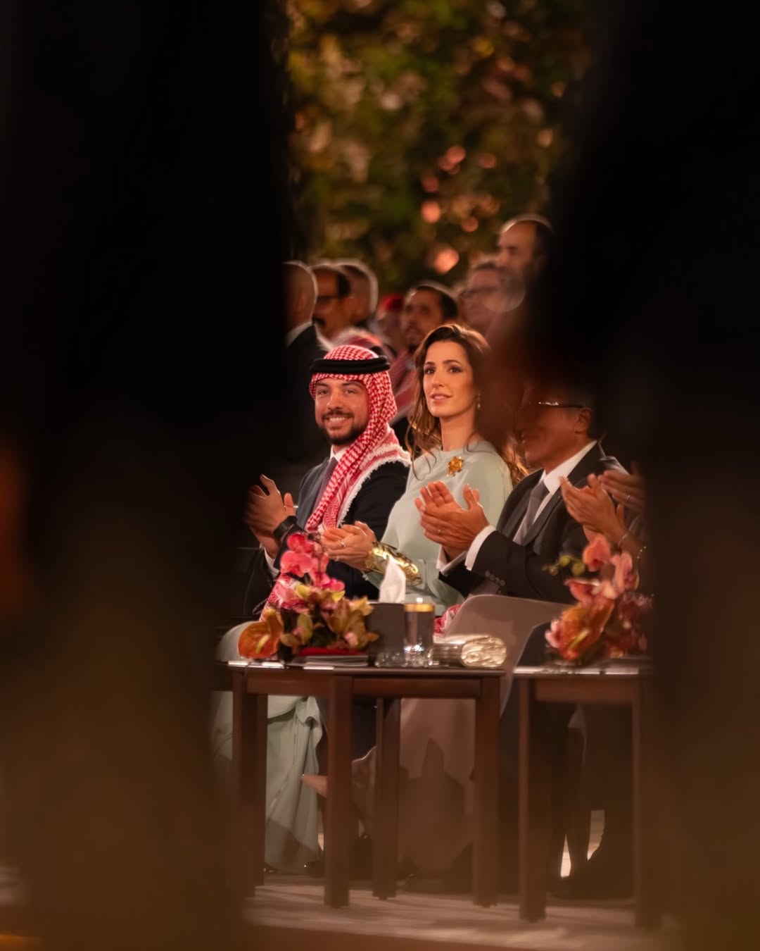الأميرة رجوة في احتفال عيد الإستقلال الأردني الـ 80 إلى جانب ولي العهد الأمير الحسين (انستغرام)