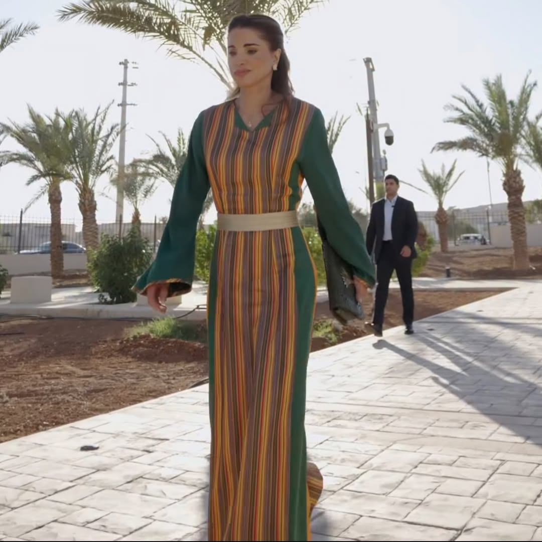 الملكة رانيا متألّقة بعباءة تقليدية في معان (انستغرام)