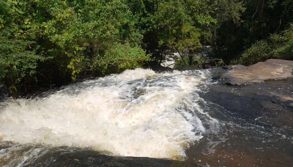 عشرات المفقودين في انقلاب قارب في نهر في غرب أوغندا