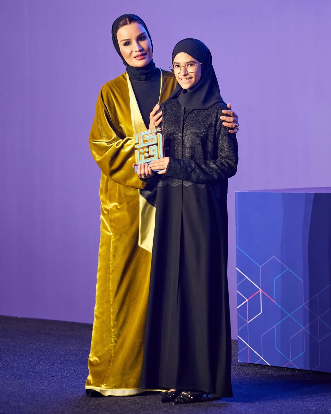 الشيخة موزة بلوك أنيق وجريء خلال حفل اخلاقنا 2026 (انستغرام)