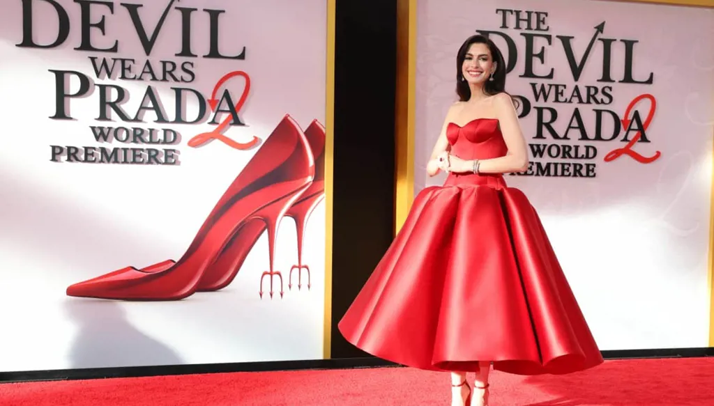 آن هاثاوي تتلقى مصحفاً هدية بعد قولها "إن شاء الله" (فيديو)