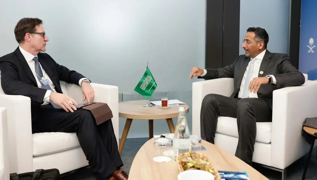 وزير الصناعة السعودي يلتقي مسؤولين حكوميين وقادة شركات عالمية في دافوس