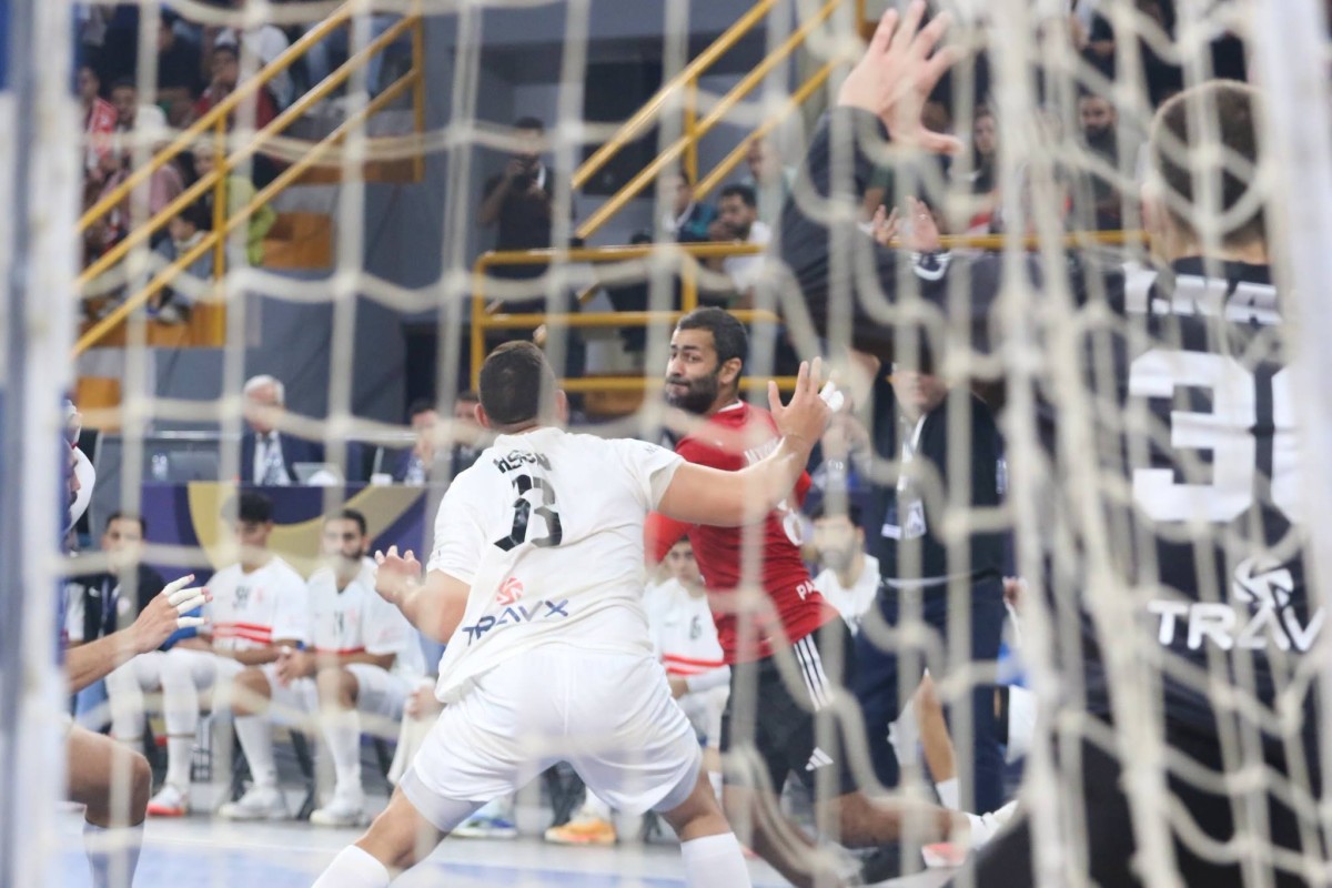 نجم الأهلي بسيوني يحاول التصويب باتجاه مرمى الزمالك خلال المباراة تحديد الفائز بالميدالية البرونزية. (وكالات)