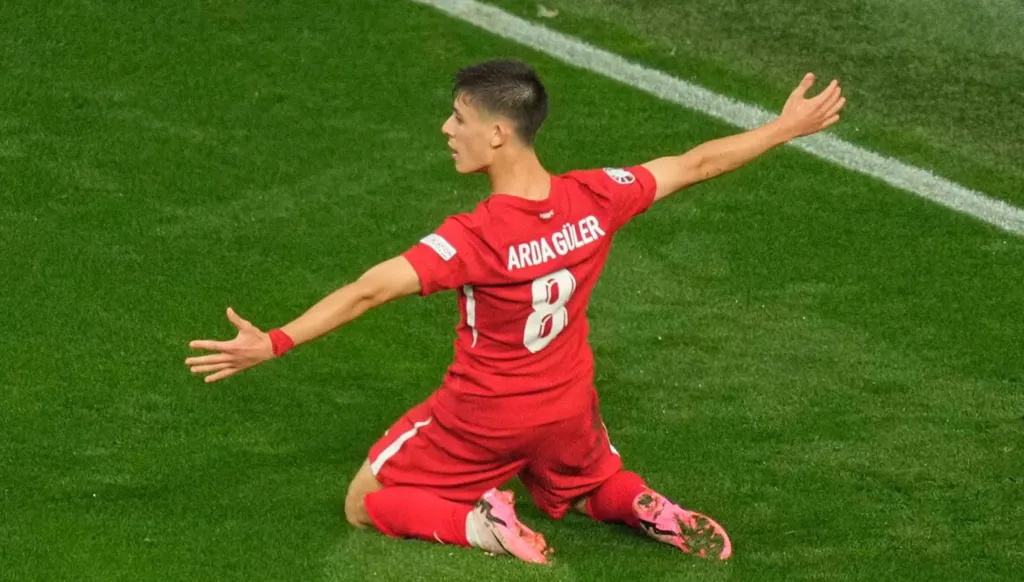 أردا غولر... أكتاف شابّة تحمل أحلام أمّة