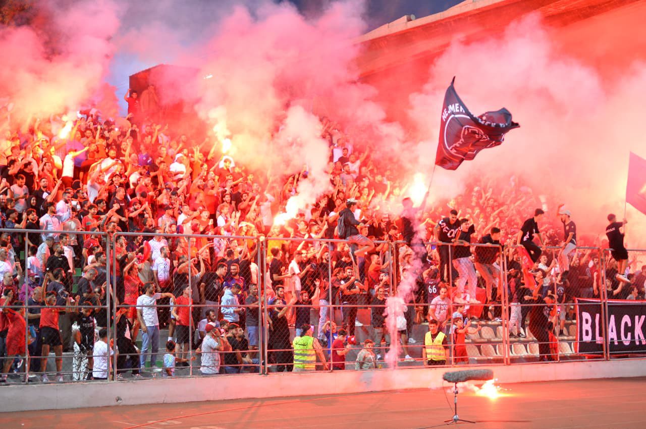 جمهور النجمة في المدرجات خلال لقاء القمة أمام العهد. (وكالات)