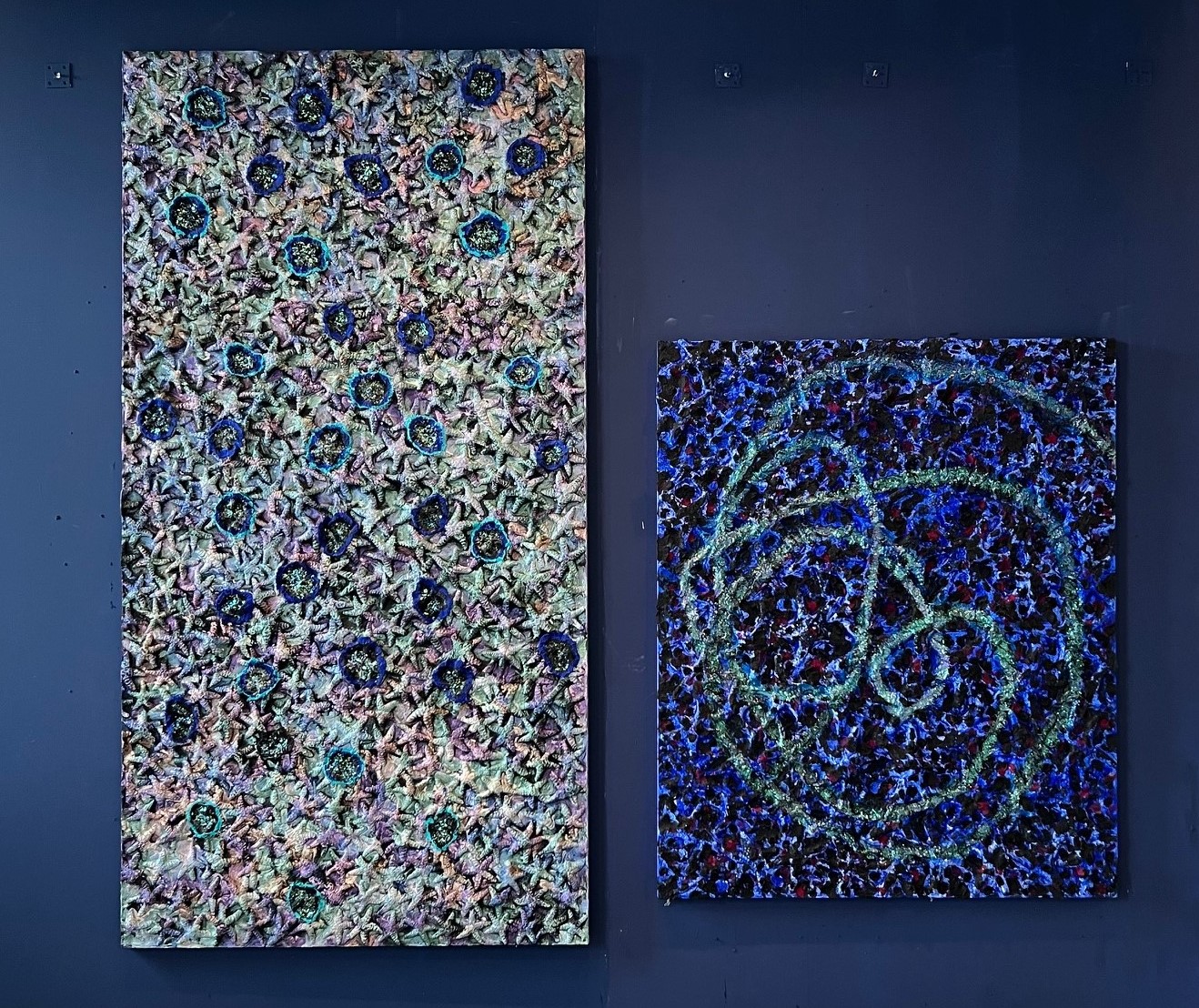 نجوم وليل أعماق البحار، مشهدية من جداريات نبيل نحاس.