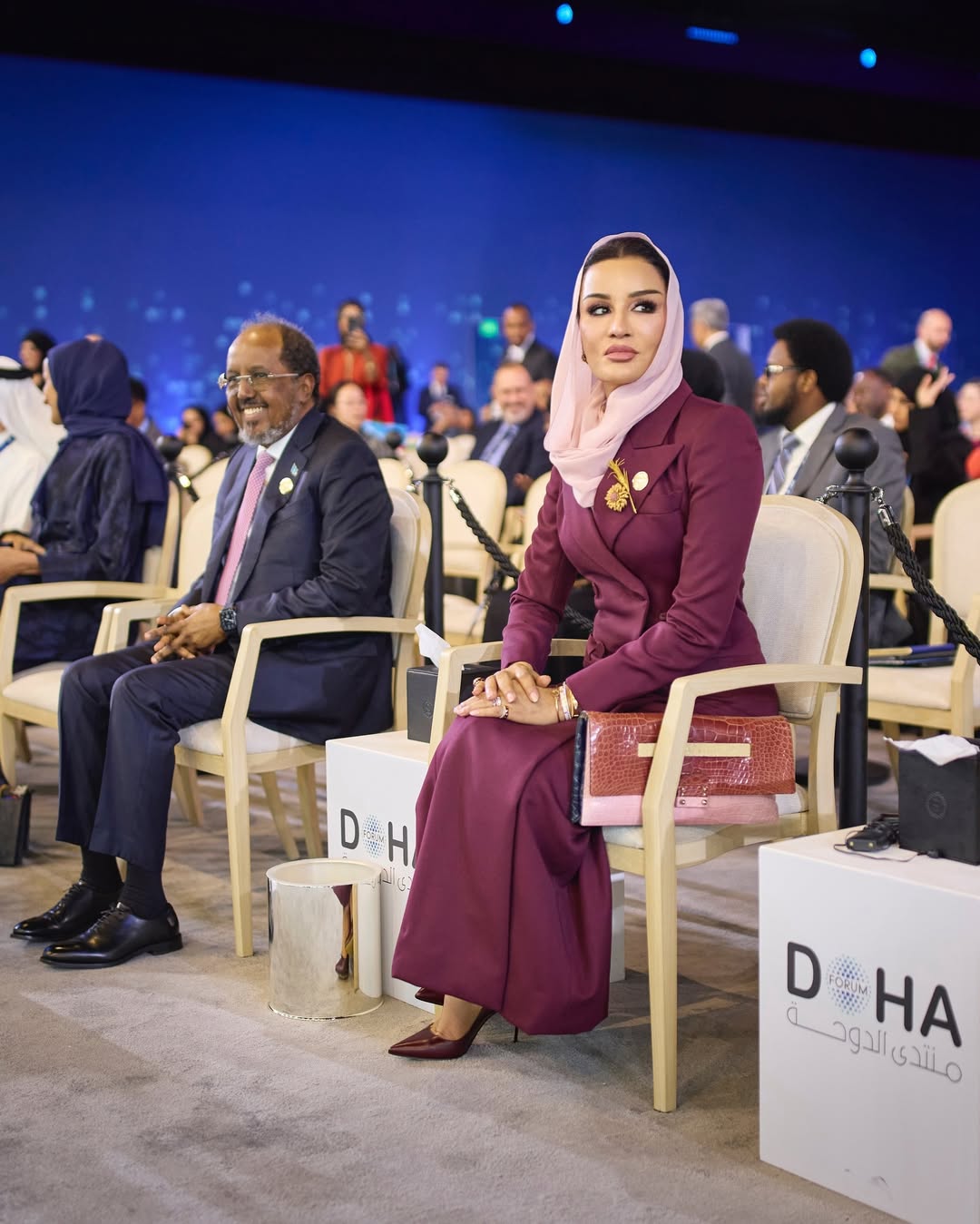 الشيخة موزة بأناقة اللون البرغندي في منتدى الدوحة (انستغرام)