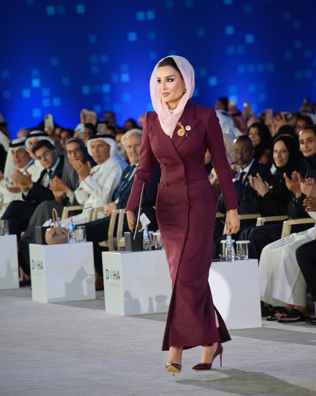 الشيخة موزة بأناقة اللون البرغندي في منتدى الدوحة (انستغرام)