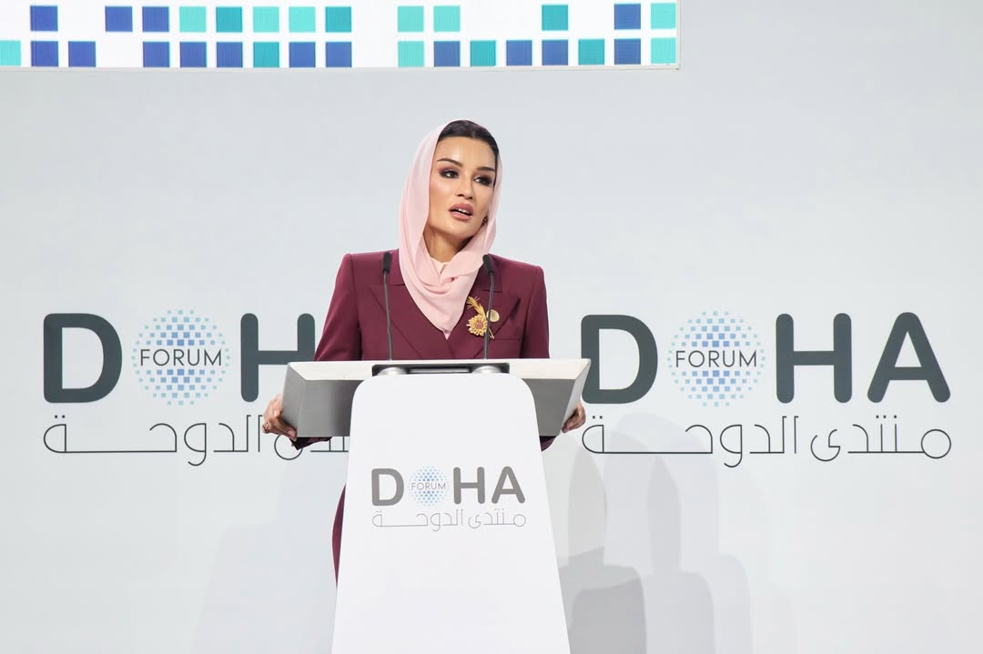 الشيخة موزة بأناقة اللون البرغندي في منتدى الدوحة (انستغرام)