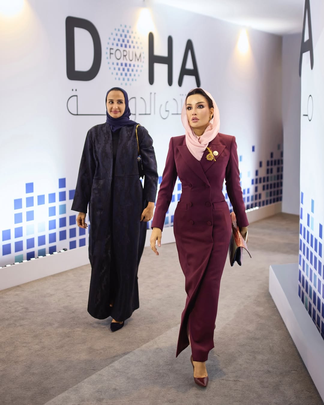 الشيخة موزة بأناقة اللون البرغندي في منتدى الدوحة (انستغرام)