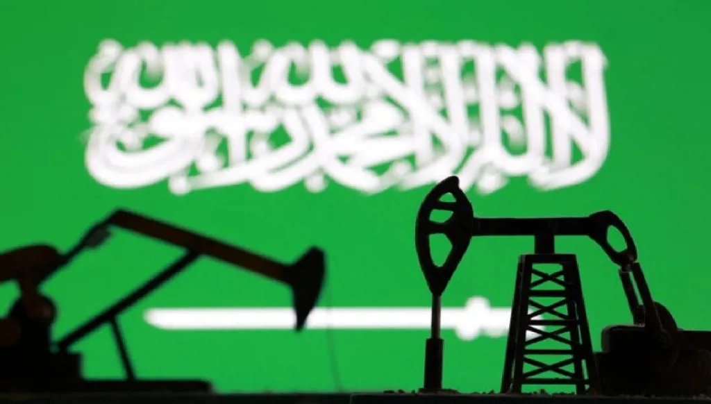 السعودية توجه صادرات النفط عبر قناة السويس بدلاً من هرمز