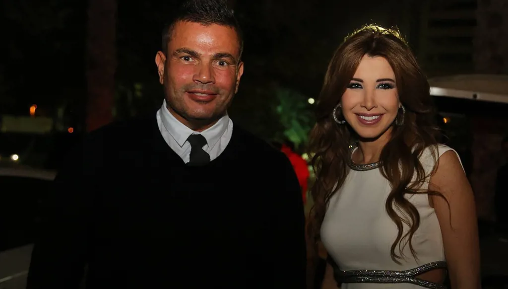 عمرو دياب ونانسي عجرم في حفل زفاف معاً... لقاء ودي وقبلة تنال التصفيق الحار (فيديو)