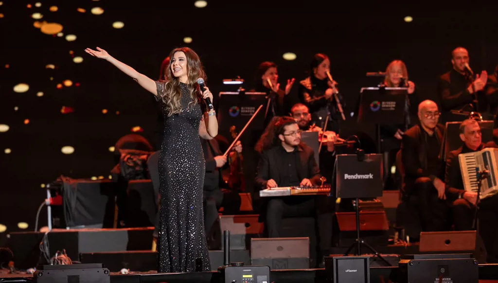 نانسي عجرم "تجنن" في الرياض... غناءً وإنسانيةً وطرافةً (فيديو)