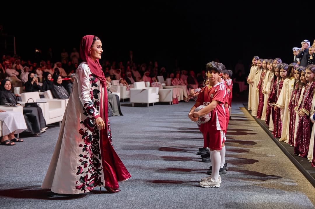 الشيخة موزة بإطلالة آسرة في العرض الموسيقي قطر جنّة (انستغرام)