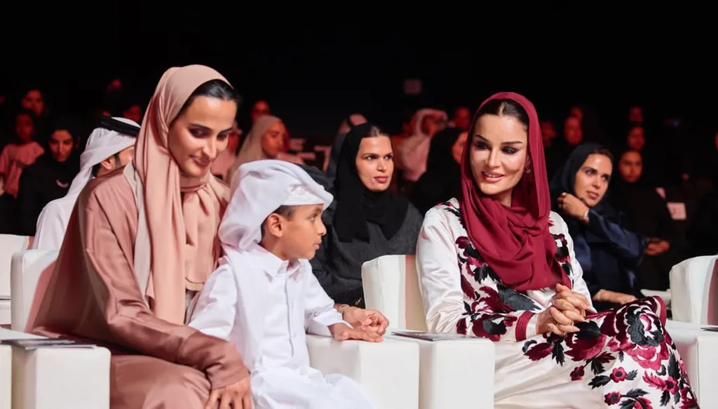 الشيخة موزا تتألّق بمعطف أبيض فخم في عرض موسيقي إلى جانب ابنتها وحفيدها (صور)