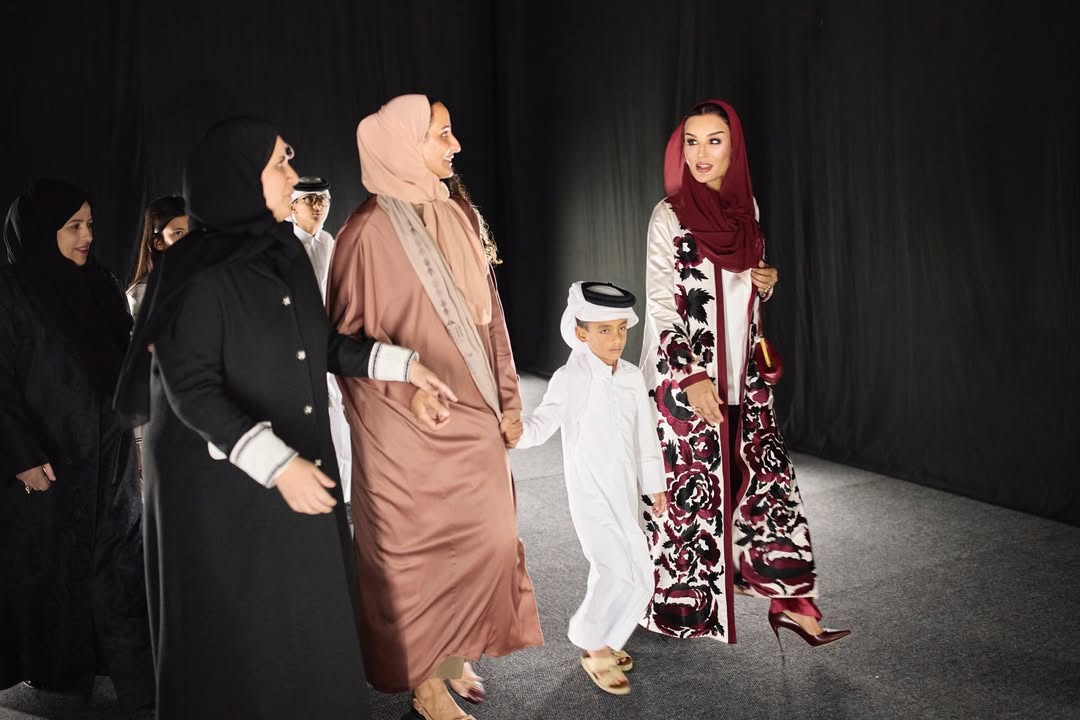 الشيخة موزة بإطلالة آسرة الى جانب ابنتها وحفيدها (انستغرام)