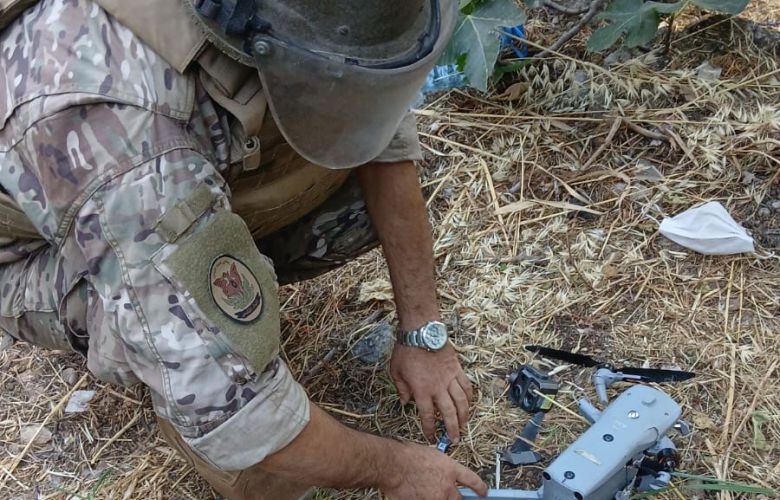 جندي في الجيش اللبناني يعثر على مسيّرة إسرائيلية (موقع الجيش اللبناني)