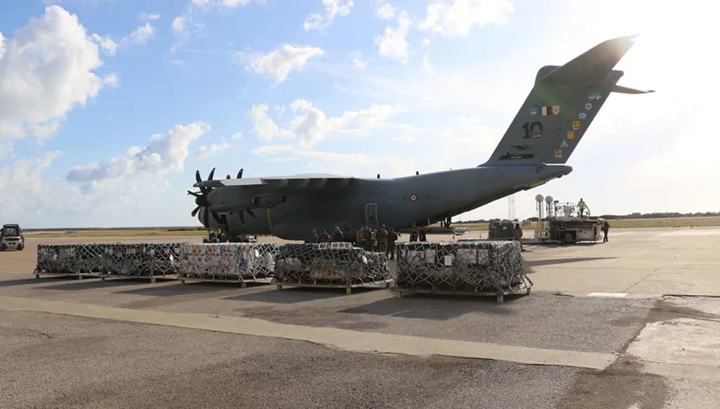 وصول طائرة فرنسية تحمل عتاداً هندسيّاً مقدماً هبة لمصلحة الجيش اللبناني