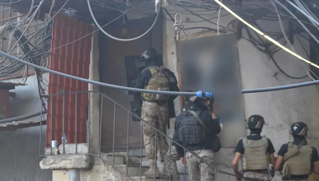 خلال عملية الدهم في مخيم شاتيلا (الجيش).