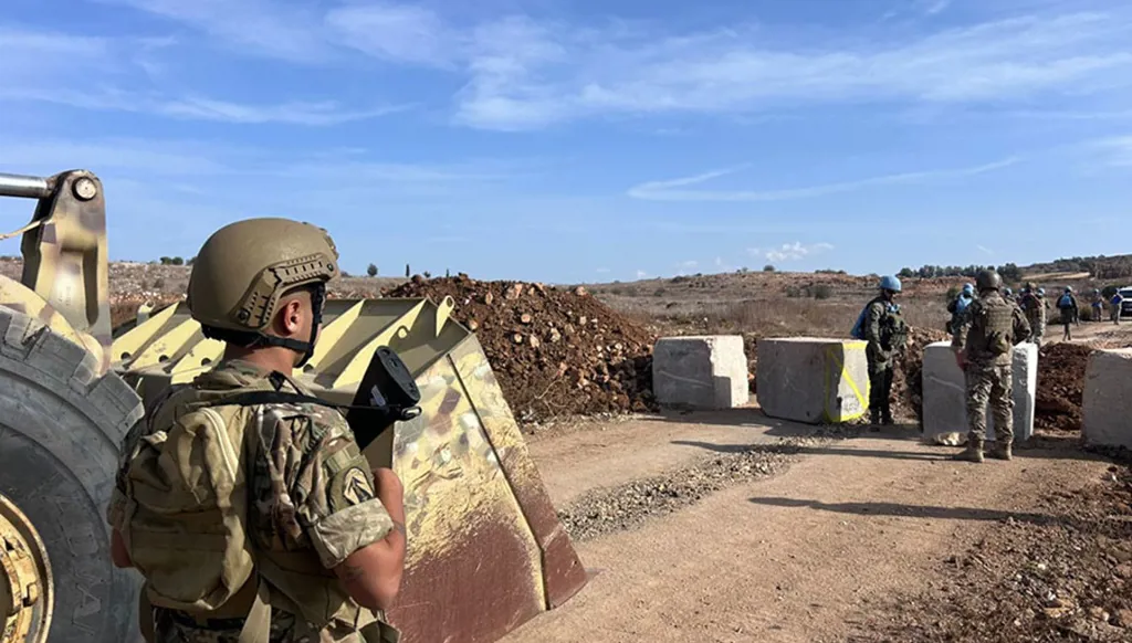 الجيش اللبناني: أزلنا مكعبات اسمنتية وسواتر ترابية أقامها العدو ليل أمس في خراج عيترون